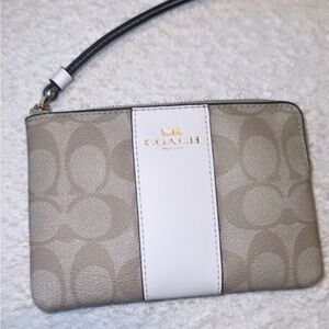 BRAND NEW! COACH Signature Wristlet Corner Zip